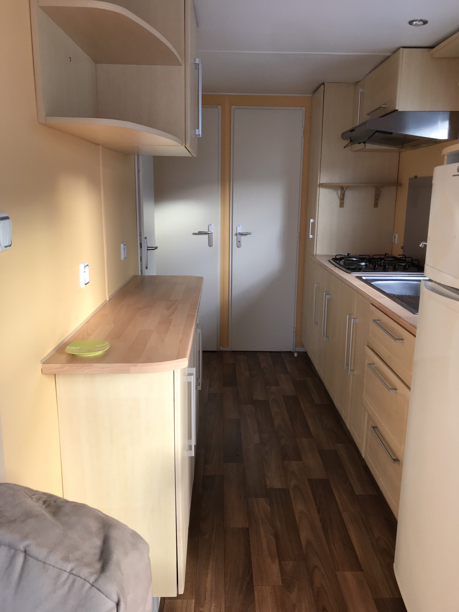 Vue sur la cuisine et les pièces du nuit du mobil home IRM Galaxie panoramique Breizh Loisirs29